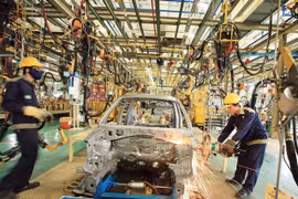 Ô tô Việt "đấu" với ai khi người Việt "cuồng" xe Nhật, Hàn?