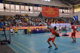 Tổ chức thi đấu cầu lông và cờ tướng