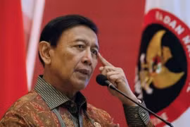 Vừa xuống xe, Bộ trưởng An ninh Indonesia bị đâm thẳng vào bụng