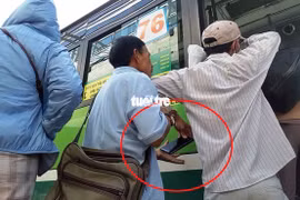 Vạch trần thủ đoạn 'dàn trận' móc túi khách đi xe buýt trước KDL Suối Tiên