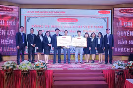 Chi trả quyền lợi bảo hiểm cho khách hàng