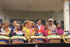 Tặng 200 phần quà cho người nghèo, người khuyết tật xã Bình Giáo