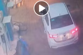 Tài xế xe con quỵt tiền đổ xăng