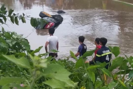 Ôtô Mercedes rơi xuống rạch, 3 người trong một gia đình tử vong