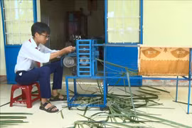 Học sinh lớp 9 chế tạo máy chuốt lá dừa