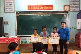 Tặng bằng khen gương người tốt, việc tốt tiêu biểu tháng 8