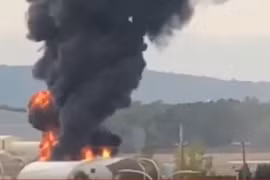 Pháo đài bay B-17 của Mỹ bốc cháy, 7 người chết