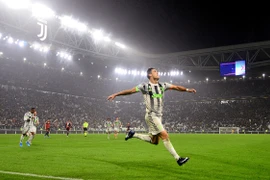 Ronaldo ghi bàn phút bù giờ, Juventus hạ Genoa và trở lại đỉnh bảng