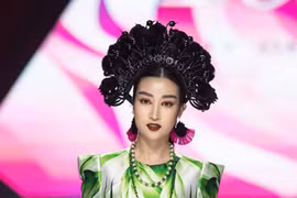 Hoa hậu Đỗ Mỹ Linh hóa "Mỵ Châu" kiều diễm trên sàn diễn