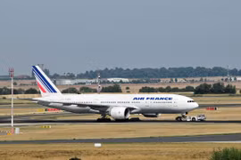 Máy bay chở hơn 300 khách hạ cánh khẩn cấp tại Nhật Bản