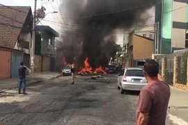 Brazil: Rơi máy bay trên đường phố, 6 người thương vong