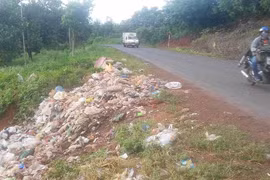 Tỉnh lộ 664 tràn ngập rác thải