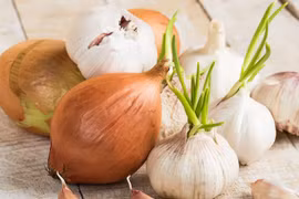 Muốn giảm nguy cơ ung thư vú, hãy ăn hành tây và tỏi tươi!