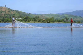 "Giữa lòng chóp núi có gương soi"