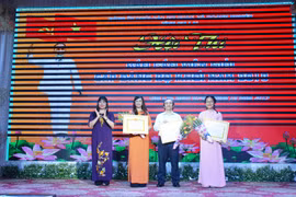 Tặng giấy khen cho 14 báo cáo viên