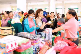 Nô nức chợ phiên Cửa khẩu Quốc tế Lệ Thanh