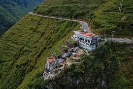 "Đâm dao" vào danh thắng