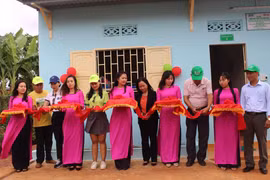 Trao tặng "Nhà nội trú yêu thương" cho Trường Phổ thông Dân tộc Bán trú THCS Lơ Pang