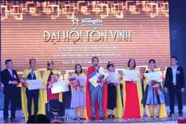 Khóc ròng vì "sập bẫy" Tập đoàn Hoàng Gia