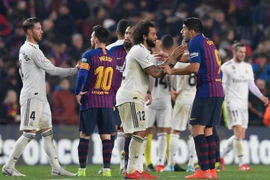 La Liga dời "siêu kinh điển", Real Madrid và Barcelona gặp khó