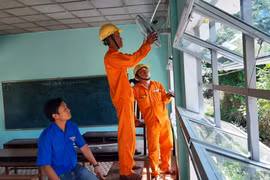 Đoàn viên Điện lực Chư Sê mang niềm vui đến với học sinh nghèo