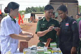 Nghĩa cử của thầy thuốc quân hàm xanh