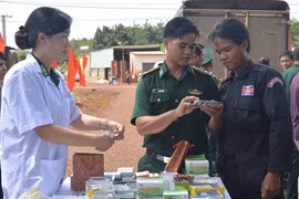 Nghĩa cử của thầy thuốc quân hàm xanh