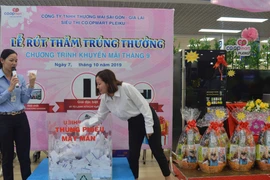 Siêu thị Co.op Mart Pleiku: Bốc thăm trúng thưởng "Mừng khuyến mãi-rinh quà to"