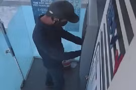 Truy tìm 2 nghi phạm lắp thiết bị đánh cắp thông tin tại cây ATM