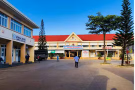 Nữ nhân viên hợp đồng trẻ đẹp liên tục làm lãnh đạo phòng ban