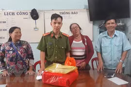 Bình Phước: Chị bán vé số nghèo trả lại số tiền lớn nhặt được