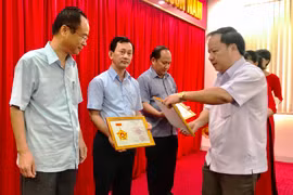 12 cá nhân được tặng Kỷ niệm chương "Vì sự nghiệp công tác tổ chức xây dựng Đảng"