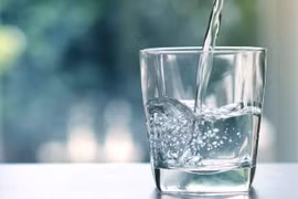 Uống nước nóng có thực sự giúp bạn giảm mỡ bụng?