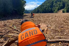 Huy động 32 thuyền, canô tìm kiếm người mất tích ở Trà Leng