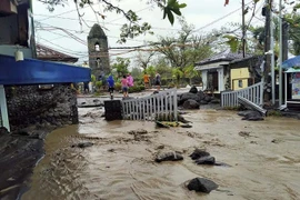 Siêu bão Goni "gầm rú" ở Philippines, số người thiệt mạng tăng lên