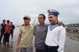 12 giờ chiến đấu với bão dữ: Muốn sống phải nổ máy