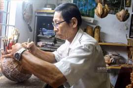 Độc đáo nghệ nhân gần 40 năm "biến" dừa khô thành tác phẩm nghệ thuật