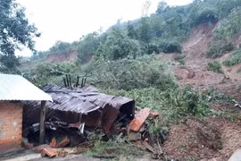 Đắk Lắk: Sạt lở núi vùi lấp, làm sập nhiều căn nhà