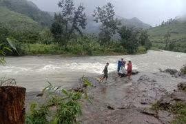 45 du khách TP HCM và người dẫn đường mất liên lạc trên núi Khánh Hòa