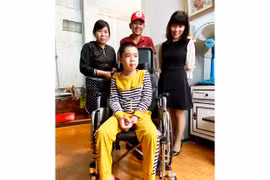 Tặng xe lăn cho người khuyết tật có hoàn cảnh khó khăn ở Pleiku