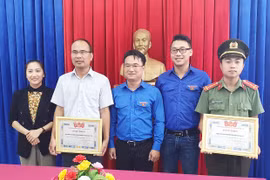 Tỉnh Đoàn Gia Lai tặng bằng khen gương người tốt, việc tốt cho 2 tập thể