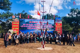 Đồi cỏ hồng Glar hút khách trong ngày hội