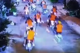Video: Bắt giam 80 người trong vụ 'băng áo cam' cầm hung khí đập phá quán ốc ở TP.HCM