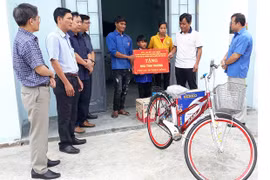 Bí thư Tỉnh ủy Gia Lai Hồ Văn Niên trao tặng nhà cho học sinh mồ côi xã Pờ Tó