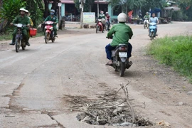 Chư Prông: Nắp cống giữa đường bị vỡ tiềm ẩn nguy hiểm cho người tham gia giao thông