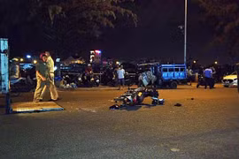 Diễn phun lửa trước quán nhậu để bán hàng cho khách, thiếu nữ 18 tuổi bị xe tông tử vong