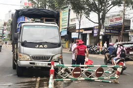 Pleiku: Xe ô tô tải mất lái tông gãy dải phân cách