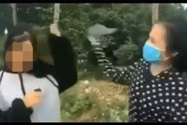 Tạm dừng học 1 tuần với nữ sinh dùng mũ bảo hiểm đánh bạn, bắt quỳ