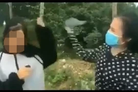 Tạm dừng học 1 tuần với nữ sinh dùng mũ bảo hiểm đánh bạn, bắt quỳ