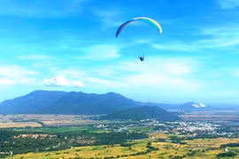 Gần 100 phi công "bay trên Phụng Hoàng Sơn"